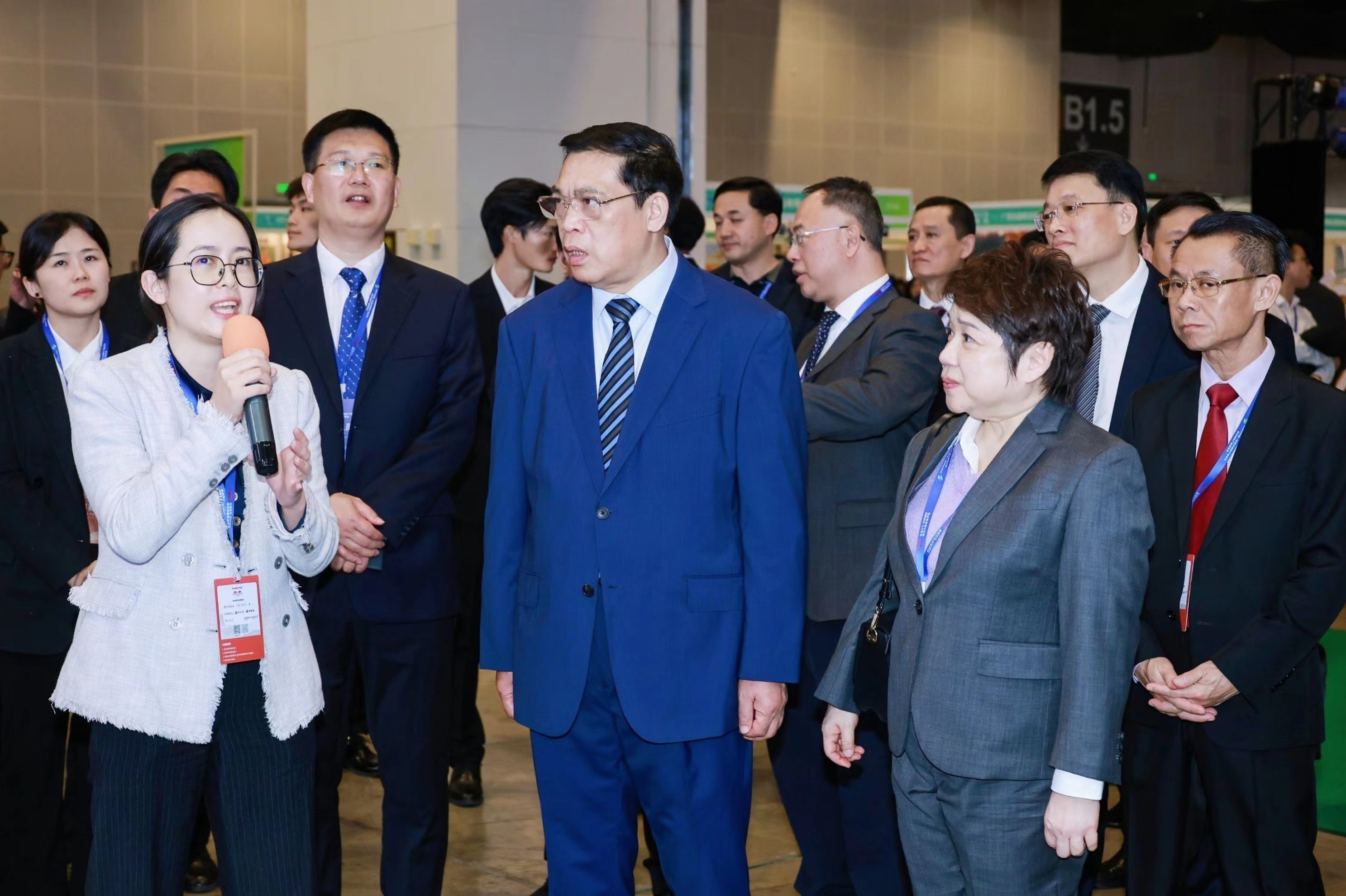北投信创集团副总经理蔡冰晶向自治区副主席李常官介绍北投信创集团数字医疗发展情况.jpg